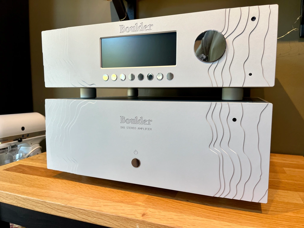 Hello everyone, today we will be examining not one, but two units from Boulder Amplifiers in Colorado. Since my 866's brief description of Boulder Amplifiers hasn't altered in the interim between evaluations, I'll duplicate it below.