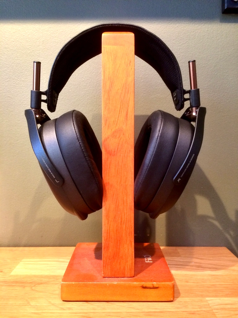 We're discussing another Meze Audio headset today. The LIRIC closed back model was released recently.