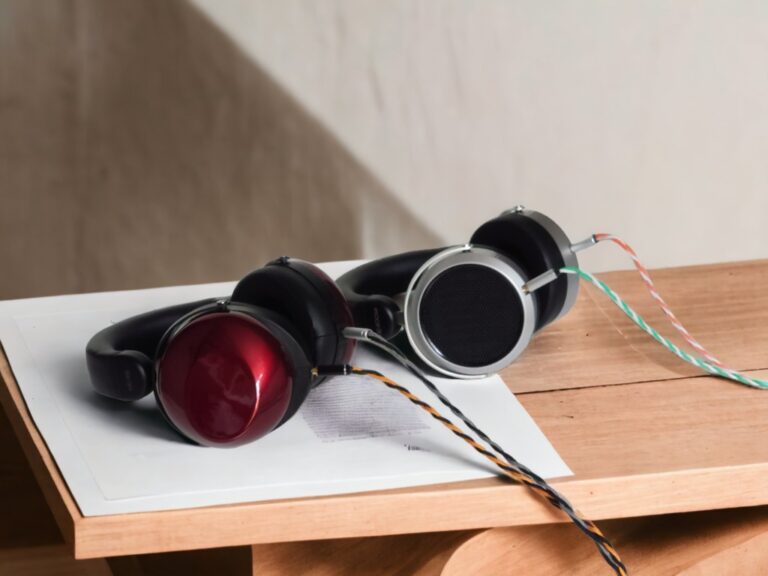 One kind of dynamic headphone is the HE-R9. Like the storied Sony MDR R10, it features enormous ear cups and an ergonomic design. Actually, the HE-R10 from Hifiman is a tribute to the R10; it mimics the original design down to the wooden cups. You can get the HE-R10 with either a dynamic or a planar magnetic driver (R10D or R10P, respectively).