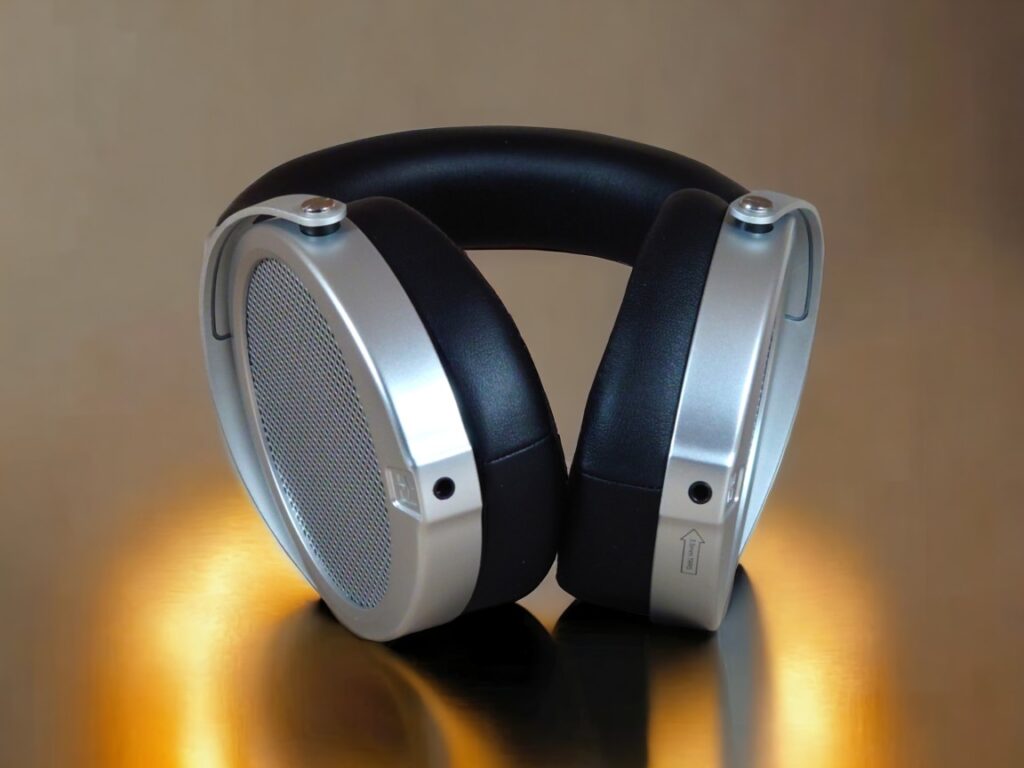 The Deva PRO is Hifiman's follow-up to the original Deva. The Pro's black and silver color scheme stands out immediately compared to the Brownie's silver and brown. Just like its forerunner, it may be operated wirelessly with the Bluemini Bluetooth adaptor. But the wired operation is all we'll be covering in this piece.