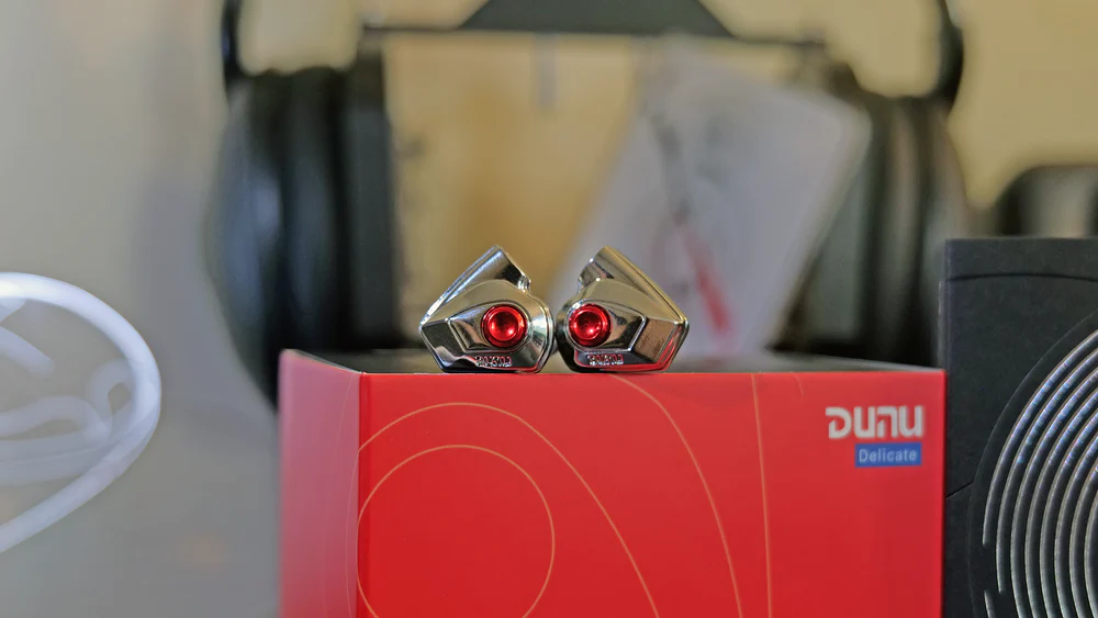 The DUNU Titan S2 is the follow-up to DUNU's Titan S, which is widely regarded as the sleeper-hit single DD of the past. Conversely, Letshuoer's S08 appears to be their most recent—and possibly most distinctive—model in their range of "S series" planar IEMs. How do they compare with one another? Let's dissect it.