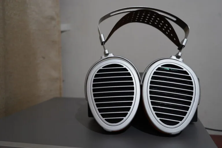 In terms of personality, the HE1000 is similar to other egg-shaped headphones I've listened to before, like the Arya, Edition XS, Edition X, and Ananda. However, the HE1000 is superior and more aesthetically beautiful in comparison.