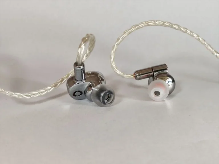 These two earbuds are priced similarly at about $300 USD and include 12 mm single dynamic drivers. While the FD5 was available to consumers in 2021, the EA2000 did not debut until 2024.