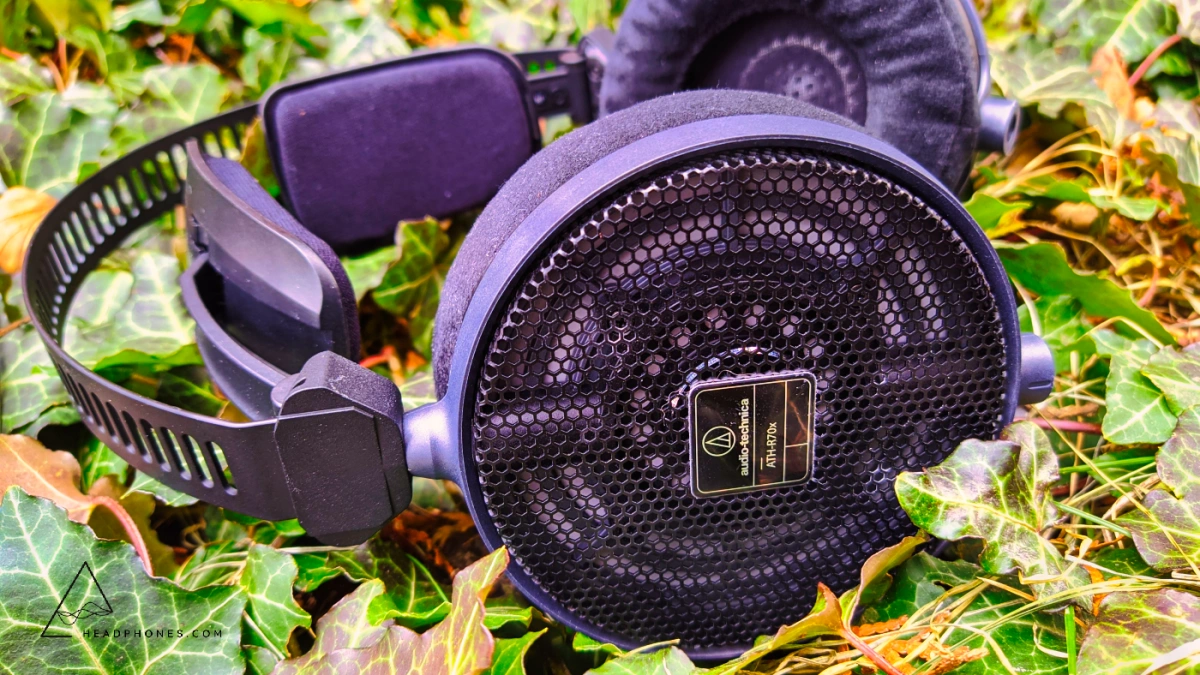 My first headphones, the Audio Technica ATH-A900x, were purchased during a trip to Japan more than seven years ago. Shortly after, Audio Technica unveiled the $350 ATH-R70x, an open-back, neutral alternative to the iconic Sennheiser HD600. Since then, it has consistently been on my wish list for headphones. Thanks to headphones.com, that chance has finally arrived today. Let's see if the wait was worthwhile.