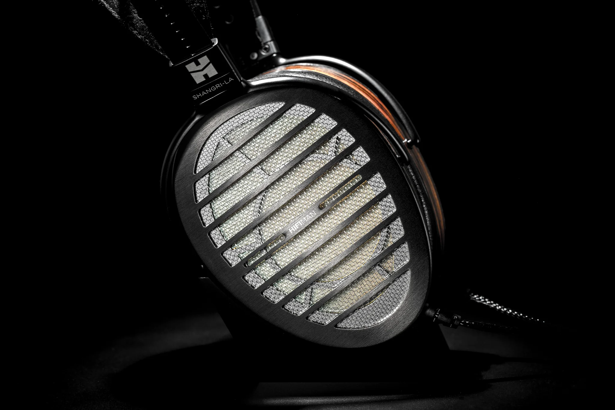 The Nanotech driver from Shangri-La combines lightning-fast response with almost negligible distortion. Its diaphragm coated with nanoparticles offers a very high frequency response.